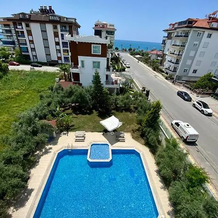 Deniz Manzarali Havuzlu Apartmán *