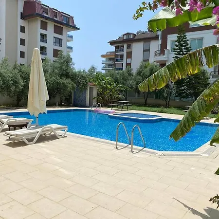 Deniz Manzarali Havuzlu Apartmán *