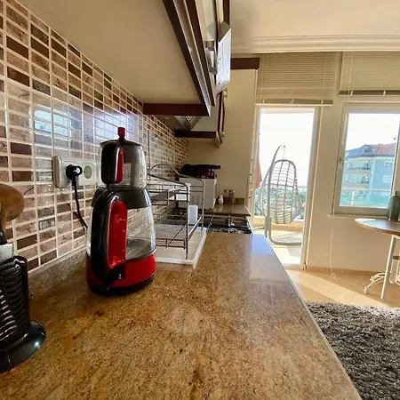 Deniz Manzarali Havuzlu Apartmán *